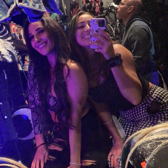 Meet your Posher, Taylor - Picture 3 of 5